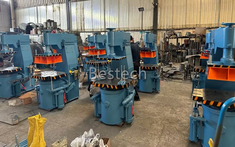 Jolt Squeeze Molding Machine is suitable for mass production of single moulding plate or single moulding box of medium and small-sized castings, which can produce cope or drag.