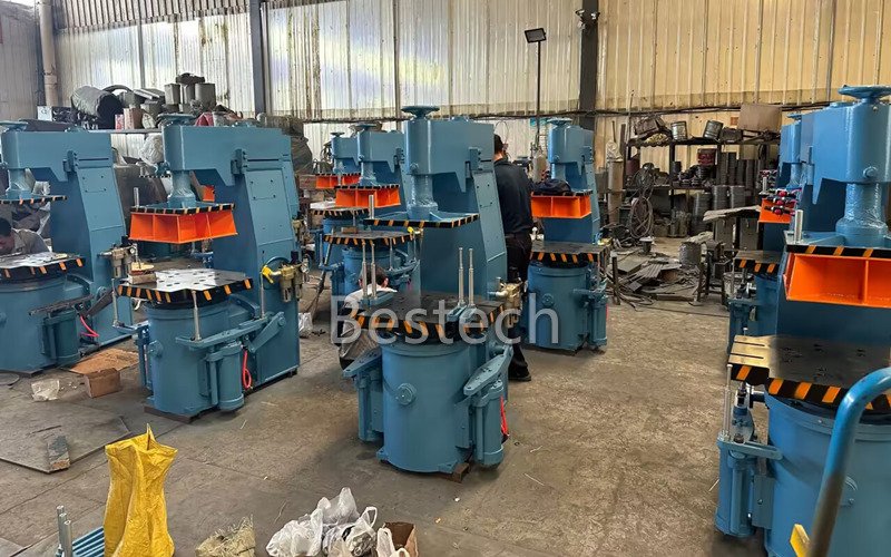 Jolt Squeeze Molding Machine is suitable for mass production of single moulding plate or single moulding box of medium and small-sized castings, which can produce cope or drag.