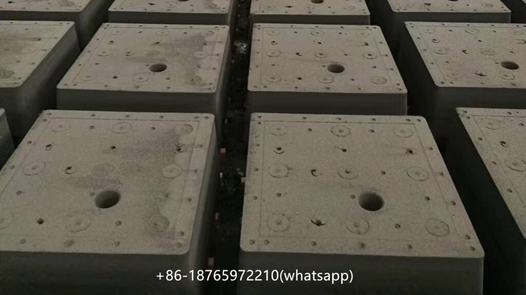 sand molding process is a technique used primarily in metal casting to create molds for forming molten metal into a desired shape. The process involves creating a mold from sand and then pouring molten metal into the mold to form a solid object. It is one of the most commonly used methods for manufacturing metal parts due to its flexibility, simplicity, and cost-effectiveness.