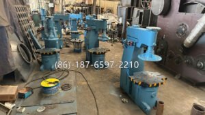 jolt squeeze sand molding machine is a molding device that compacts molding sand around a pattern by first jolting the mold upward and downward, then applying vertical squeeze pressure. This combined method improves sand density and mold strength compared with single-action molding machines.